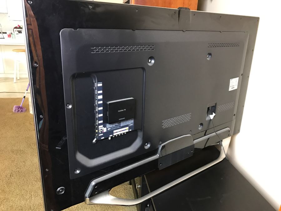 Samsung UN60ES8000F 60-Inch 1080p 240Hz 3D Slim LED HDTV With (7) Pairs Of 3D Active Glasses, Smart Evolution Kit, Samsung Keyboard And IR Blaster VG-IRB2000 [Photo 8]