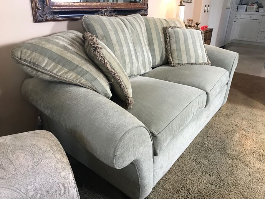 Upholstered Sofa With Throw Pillows 88'W