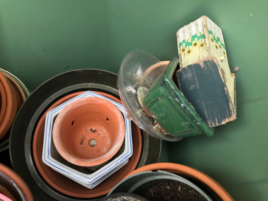 Tub With Plant Pots And Birdhouse [Photo 4]