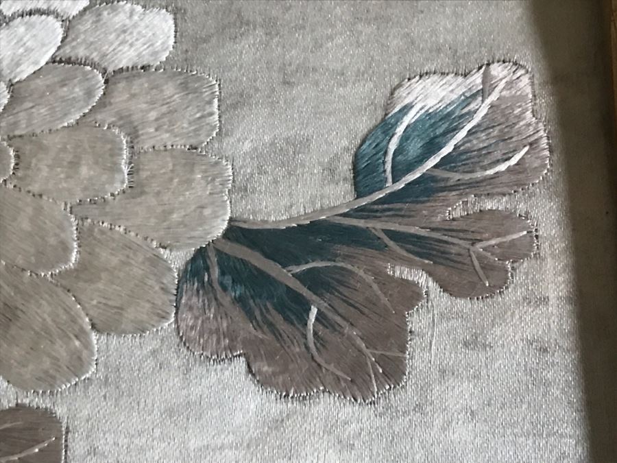 Very Fine Vintage Hand Stitched Silk Embroidery Of Bird And Flowers In Gilt Bamboo Frame [Photo 12]