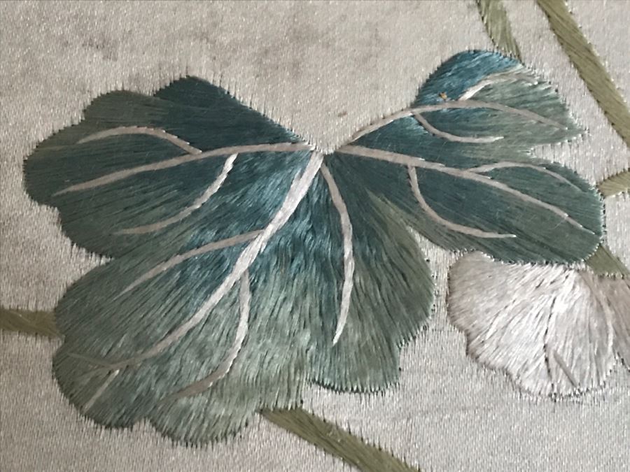 Very Fine Vintage Hand Stitched Silk Embroidery Of Bird And Flowers In Gilt Bamboo Frame [Photo 15]