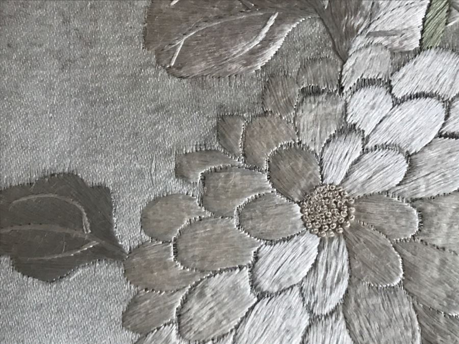 Very Fine Vintage Hand Stitched Silk Embroidery Of Bird And Flowers In Gilt Bamboo Frame [Photo 10]