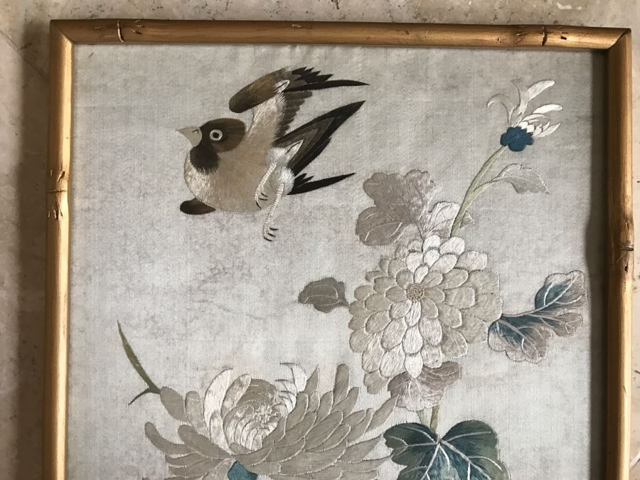 Very Fine Vintage Hand Stitched Silk Embroidery Of Bird And Flowers In Gilt Bamboo Frame [Photo 19]