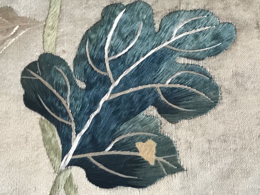 Very Fine Vintage Hand Stitched Silk Embroidery Of Bird And Flowers In Gilt Bamboo Frame [Photo 14]