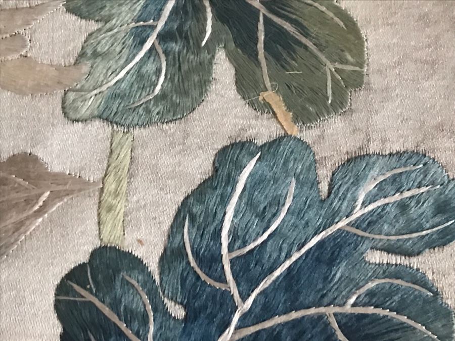 Very Fine Vintage Hand Stitched Silk Embroidery Of Bird And Flowers In Gilt Bamboo Frame [Photo 13]