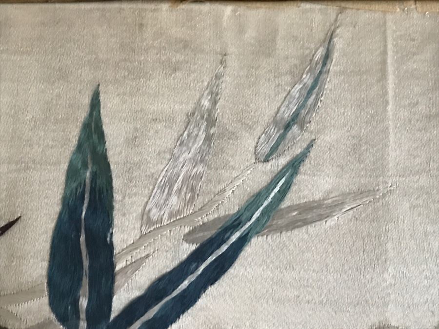 Very Fine Vintage Hand Stitched Silk Embroidery Of Bird And Flowers In Gilt Bamboo Frame [Photo 17]