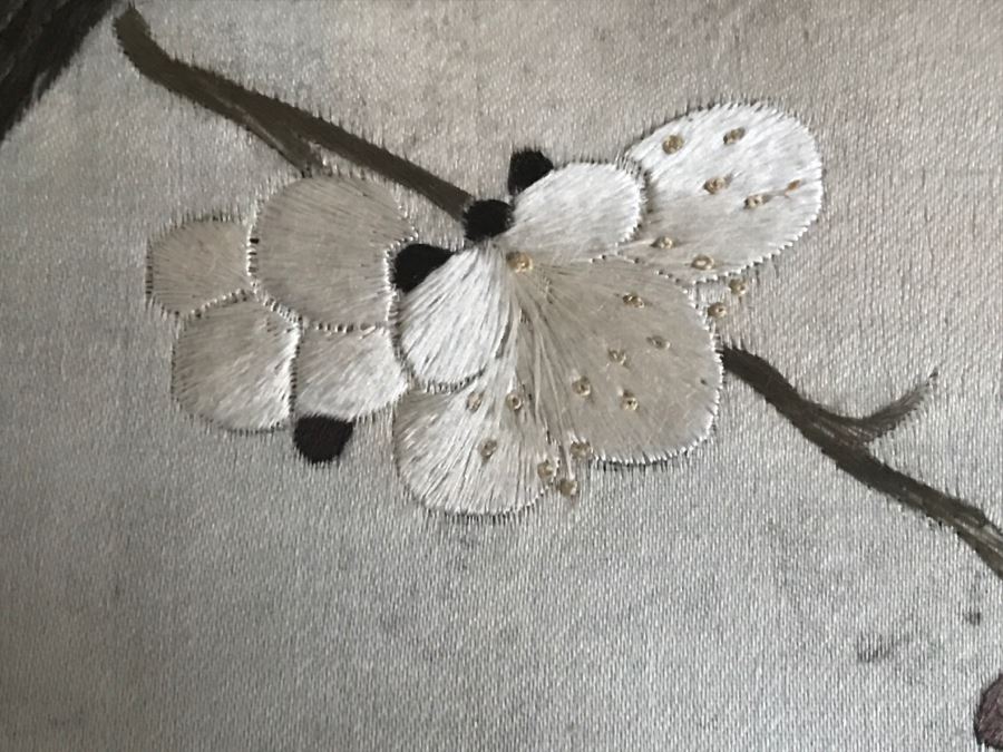 Very Fine Vintage Hand Stitched Silk Embroidery Of Bird And Flowers In Gilt Bamboo Frame [Photo 11]