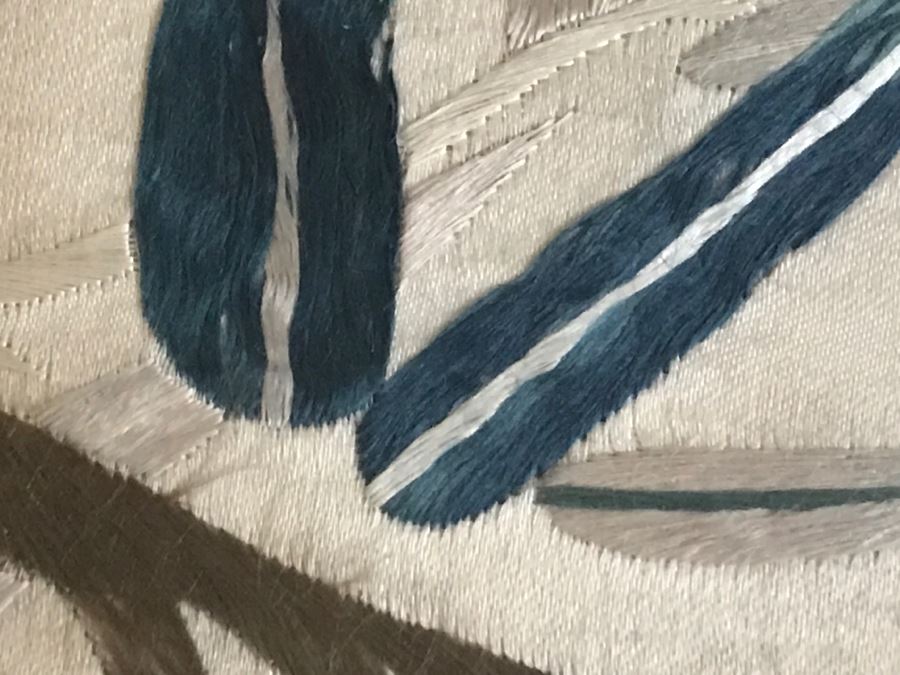 Very Fine Vintage Hand Stitched Silk Embroidery Of Bird And Flowers In Gilt Bamboo Frame [Photo 18]