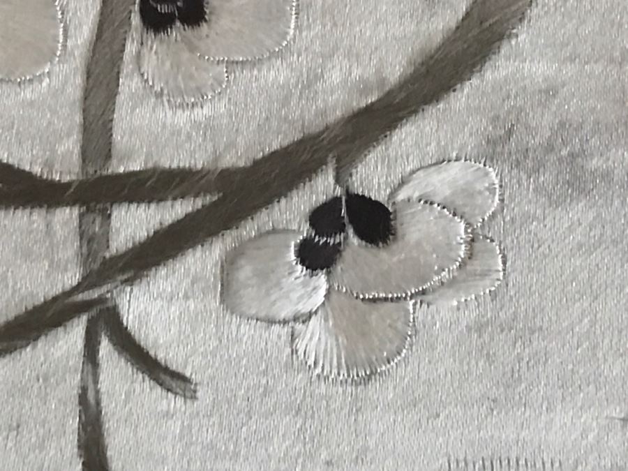 Very Fine Vintage Hand Stitched Silk Embroidery Of Bird And Flowers In Gilt Bamboo Frame [Photo 19]