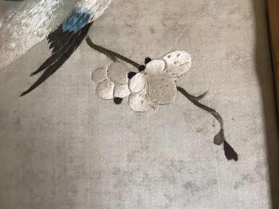 Very Fine Vintage Hand Stitched Silk Embroidery Of Bird And Flowers In Gilt Bamboo Frame [Photo 10]