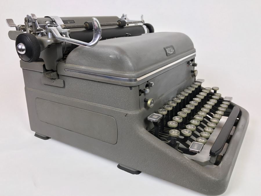 Vintage Metal ROYAL Typewriter [Photo 1]