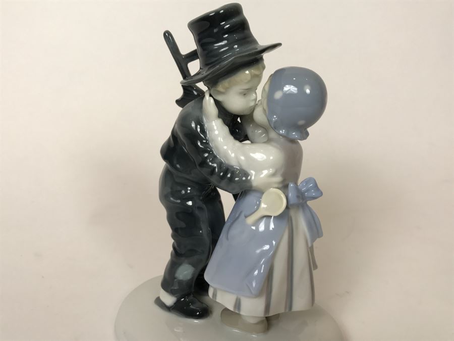 Vintage Metzler & Ortloff German Porcelain Chimney Sweeper Kissing Girl Figurine [Photo 5]