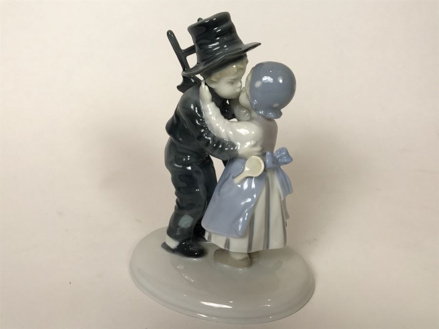 Vintage Metzler & Ortloff German Porcelain Chimney Sweeper Kissing Girl Figurine [Photo 4]