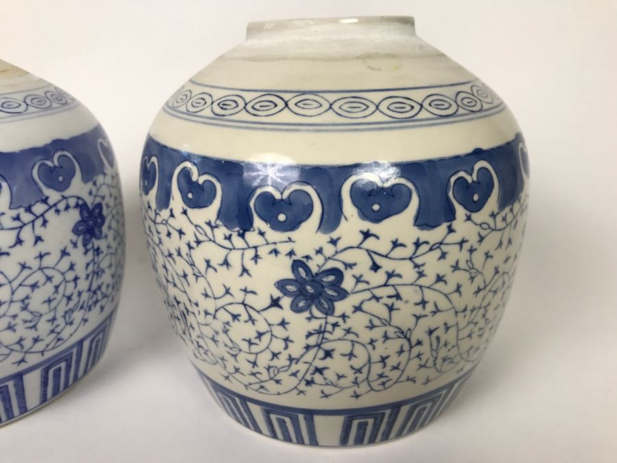 Pair Of Contemporary Blue And White Chinese Jars [Photo 3]