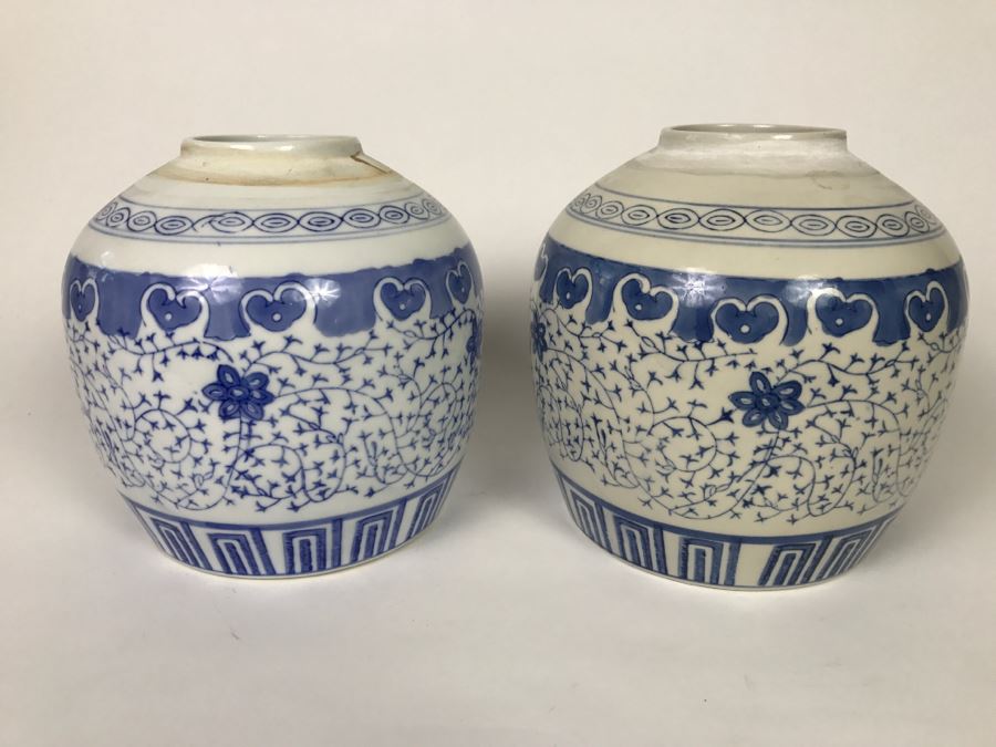 Pair Of Contemporary Blue And White Chinese Jars [Photo 2]