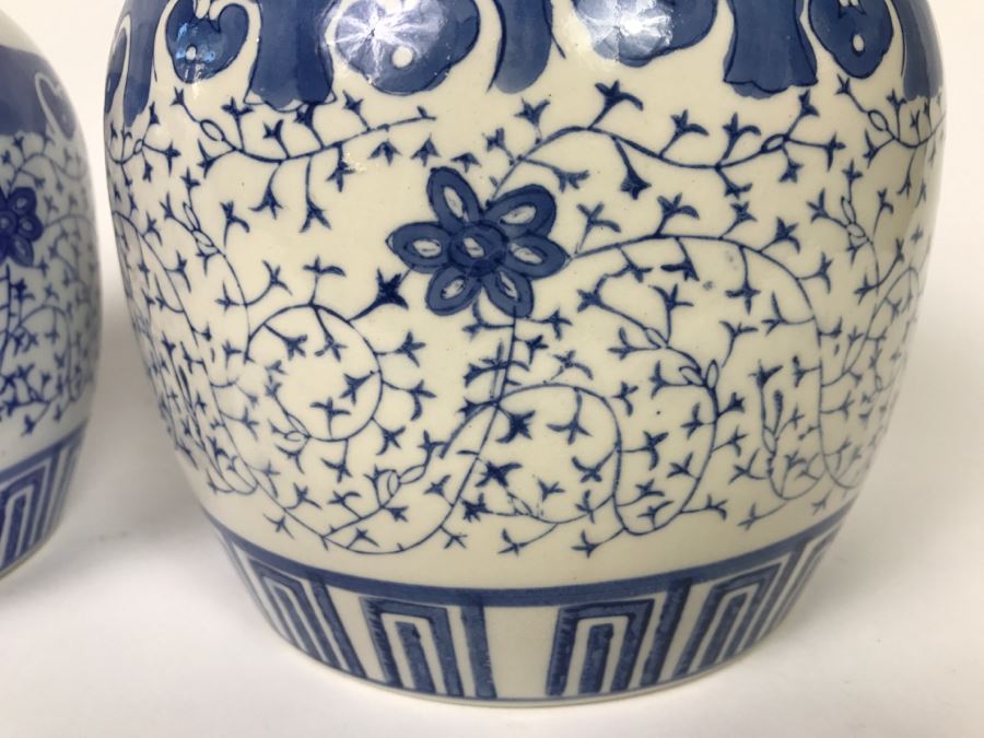Pair Of Contemporary Blue And White Chinese Jars [Photo 4]