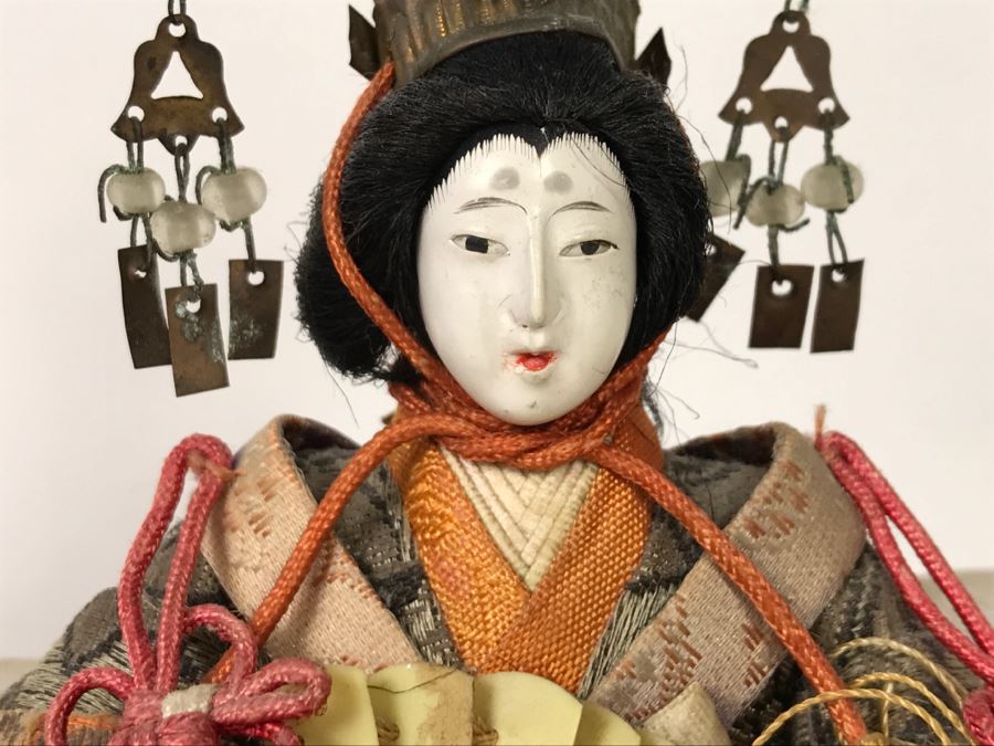 Pair Of Detailed Japanese Dolls On Stand [Photo 5]