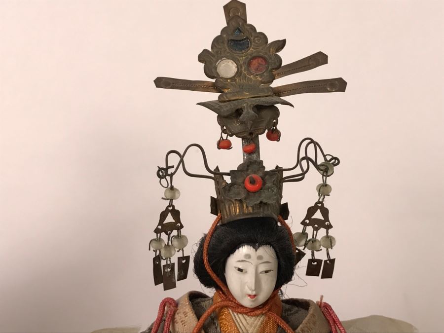 Pair Of Detailed Japanese Dolls On Stand [Photo 7]