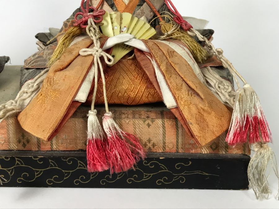 Pair Of Detailed Japanese Dolls On Stand [Photo 9]