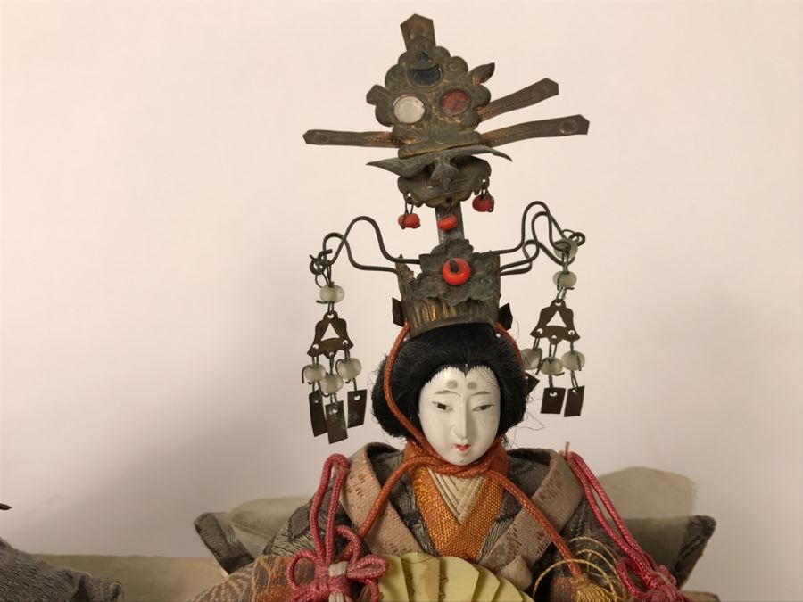Pair Of Detailed Japanese Dolls On Stand [Photo 4]