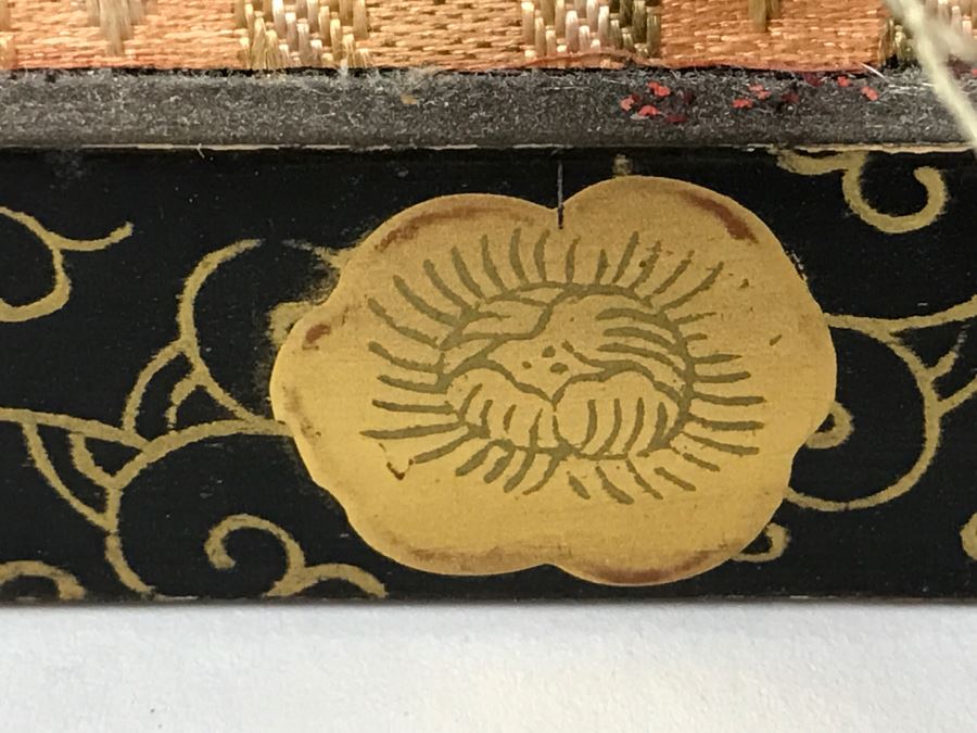 Pair Of Detailed Japanese Dolls On Stand [Photo 16]