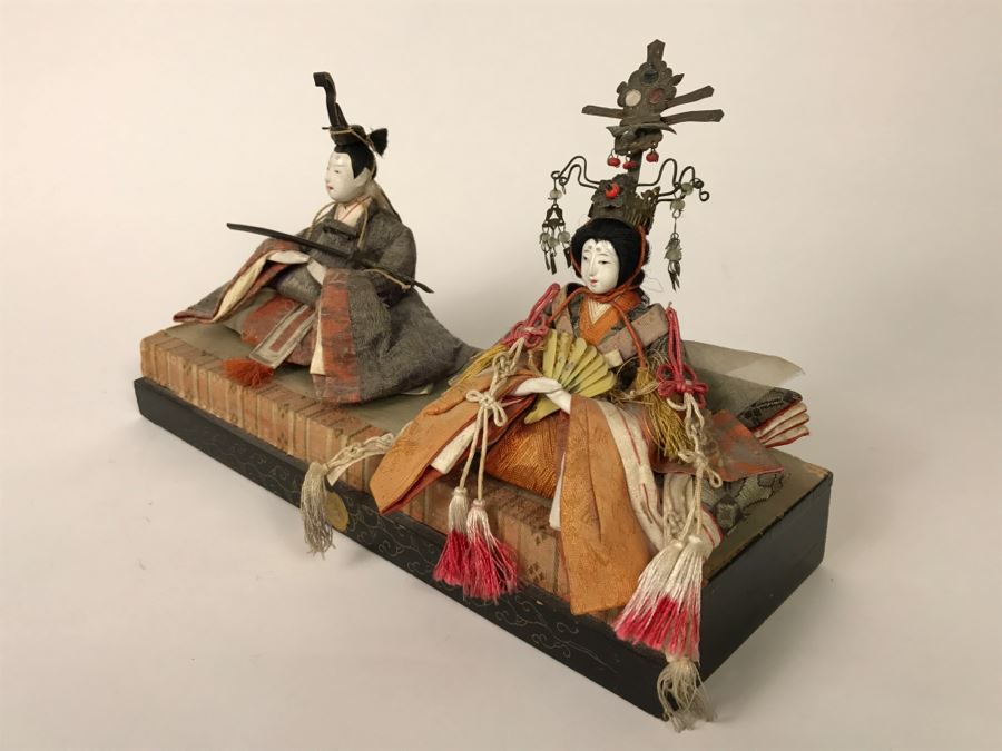 Pair Of Detailed Japanese Dolls On Stand [Photo 18]