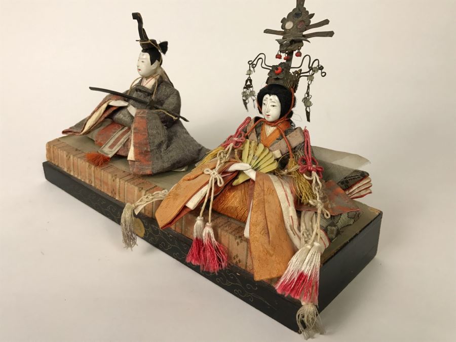 Pair Of Detailed Japanese Dolls On Stand [Photo 17]
