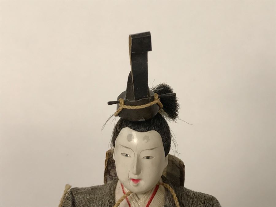 Pair Of Detailed Japanese Dolls On Stand [Photo 14]