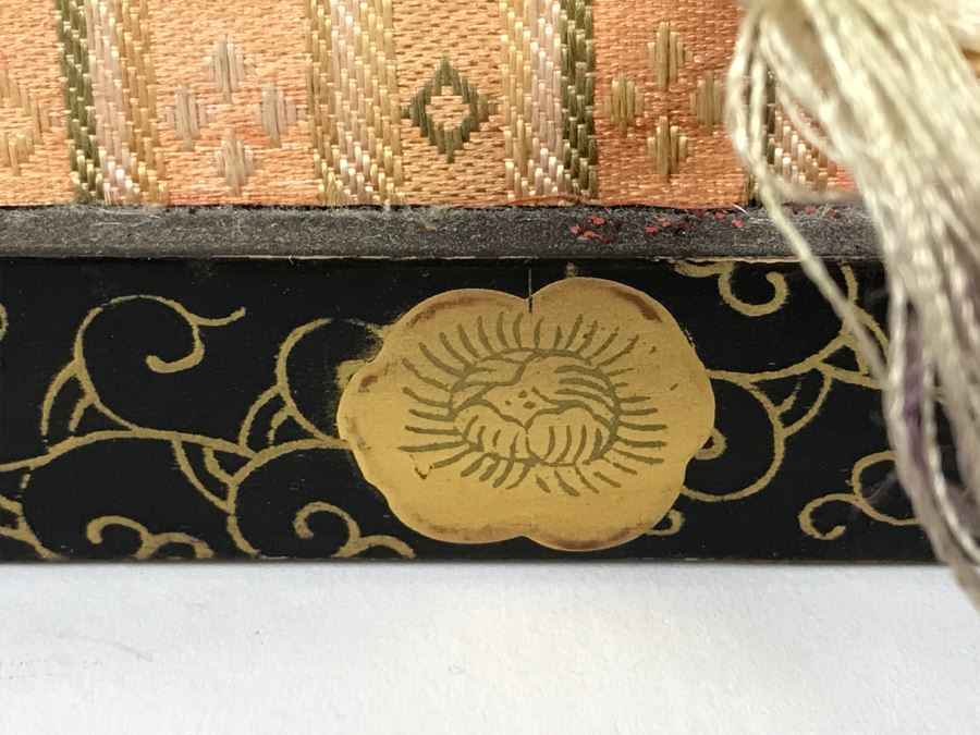 Pair Of Detailed Japanese Dolls On Stand [Photo 15]