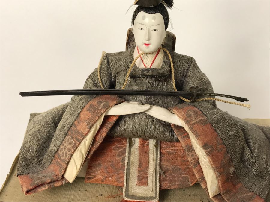 Pair Of Detailed Japanese Dolls On Stand [Photo 12]