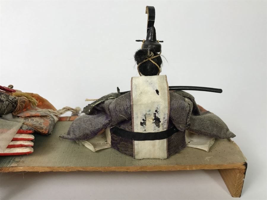 Pair Of Detailed Japanese Dolls On Stand [Photo 22]