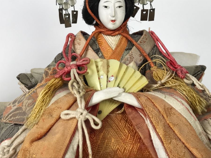 Pair Of Detailed Japanese Dolls On Stand [Photo 8]