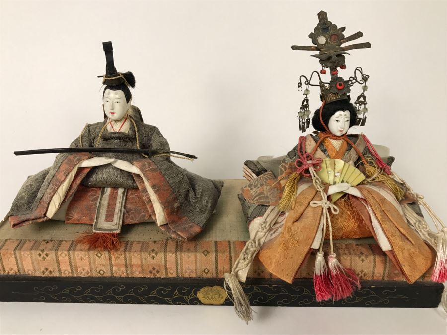 Pair Of Detailed Japanese Dolls On Stand [Photo 2]
