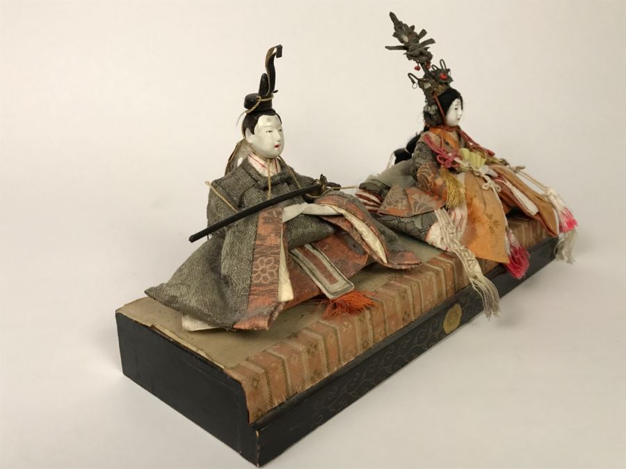 Pair Of Detailed Japanese Dolls On Stand [Photo 19]