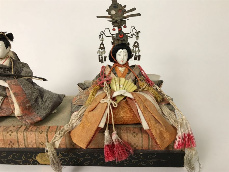 Pair Of Detailed Japanese Dolls On Stand [Photo 3]