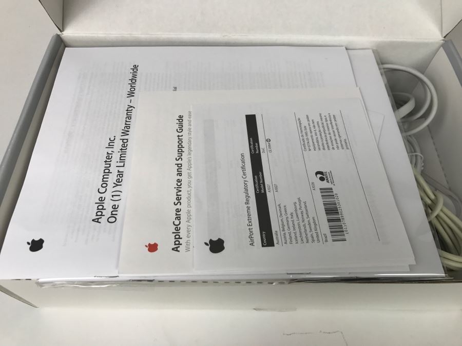 Apple AirPort Extreme Base Station 54 Mbps Wireless Networking [Photo 8]