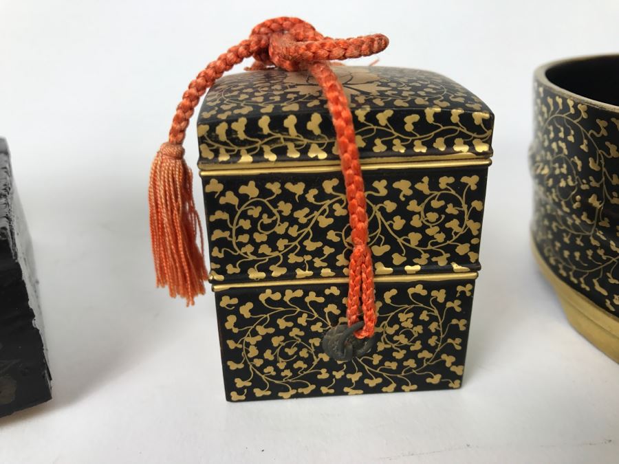 Collection Of Black And Gold Lacquerware Floral Motif [Photo 4]