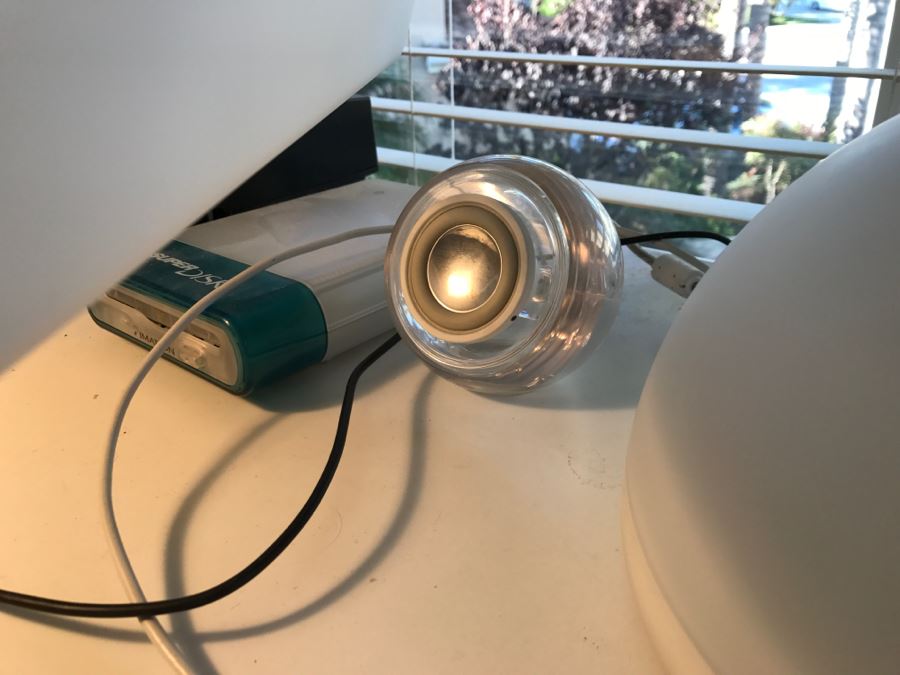 iMac G4 Mac Computer 'iLamp' Swivel Monitor With Keyboard, Speakers, And Imation Super Disk [Photo 9]