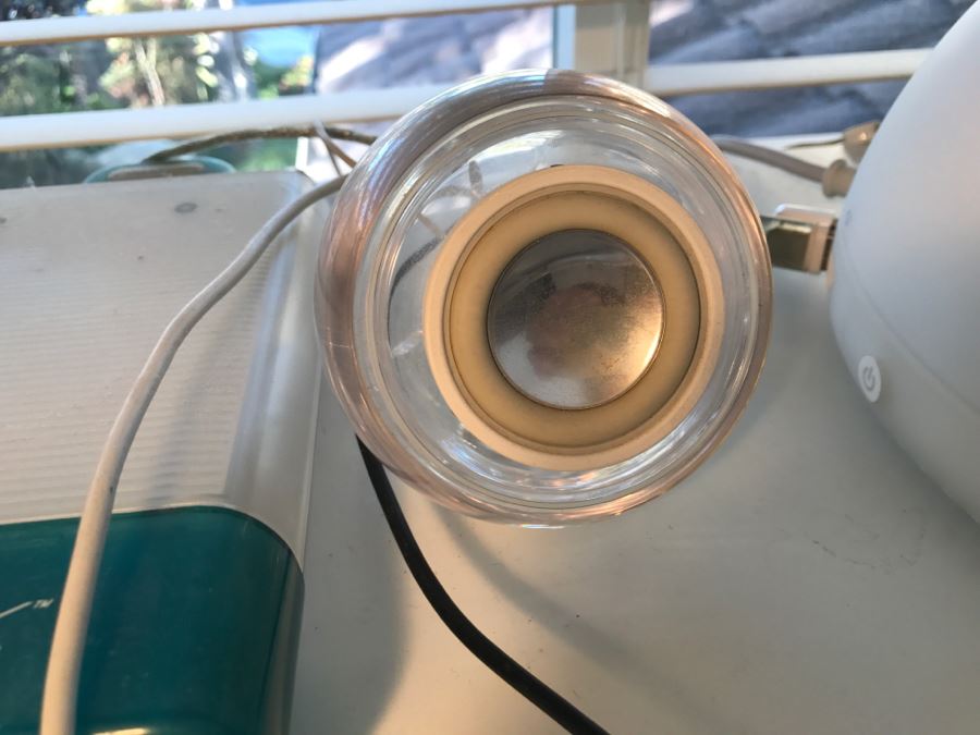 iMac G4 Mac Computer 'iLamp' Swivel Monitor With Keyboard, Speakers, And Imation Super Disk [Photo 12]