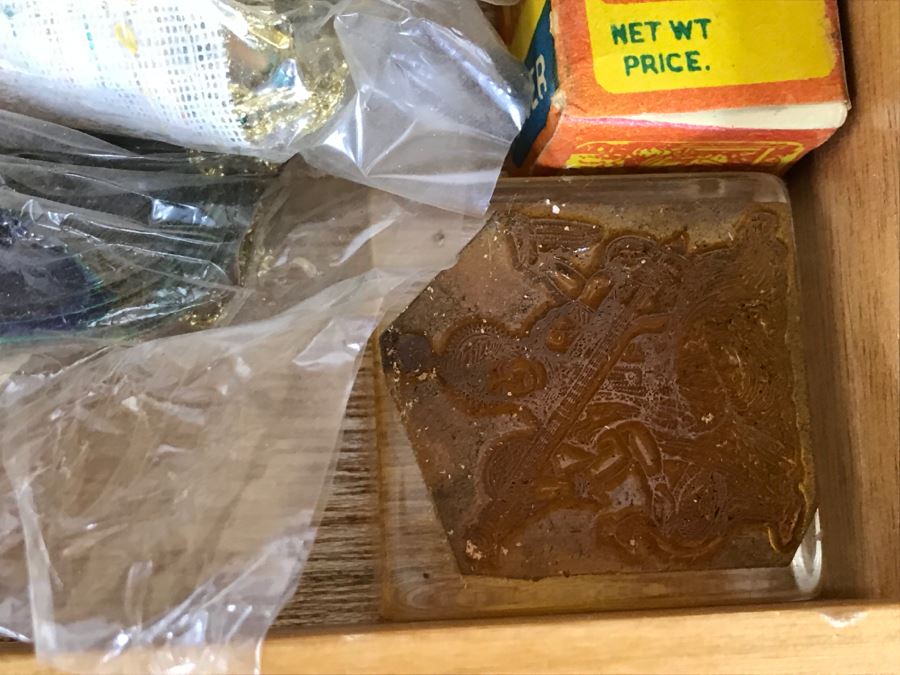 Wooden Buddha Buddhist Altar Cabinet With Various Items [Photo 11]