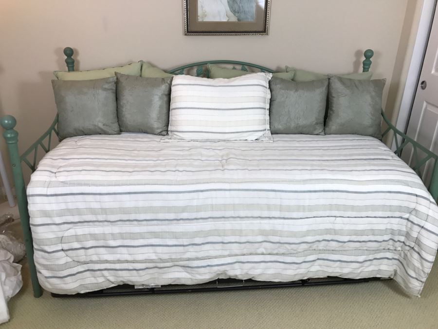 Metal Trundle Daybed Bed Marine Green Grape Vine Motif 77'W X 40'D [Photo 3]