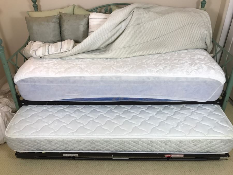 Metal Trundle Daybed Bed Marine Green Grape Vine Motif 77'W X 40'D [Photo 6]