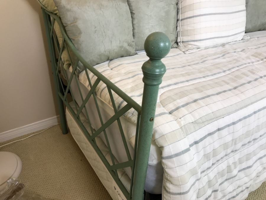 Metal Trundle Daybed Bed Marine Green Grape Vine Motif 77'W X 40'D [Photo 4]