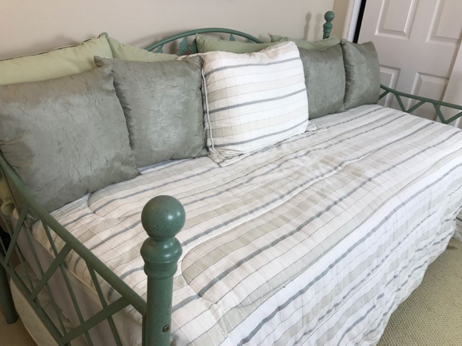 Metal Trundle Daybed Bed Marine Green Grape Vine Motif 77'W X 40'D [Photo 5]