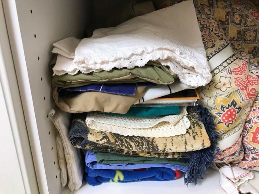 Lot Of Towels, Blankets, Linens, Elephant Tapestry - See Photos [Photo 10]
