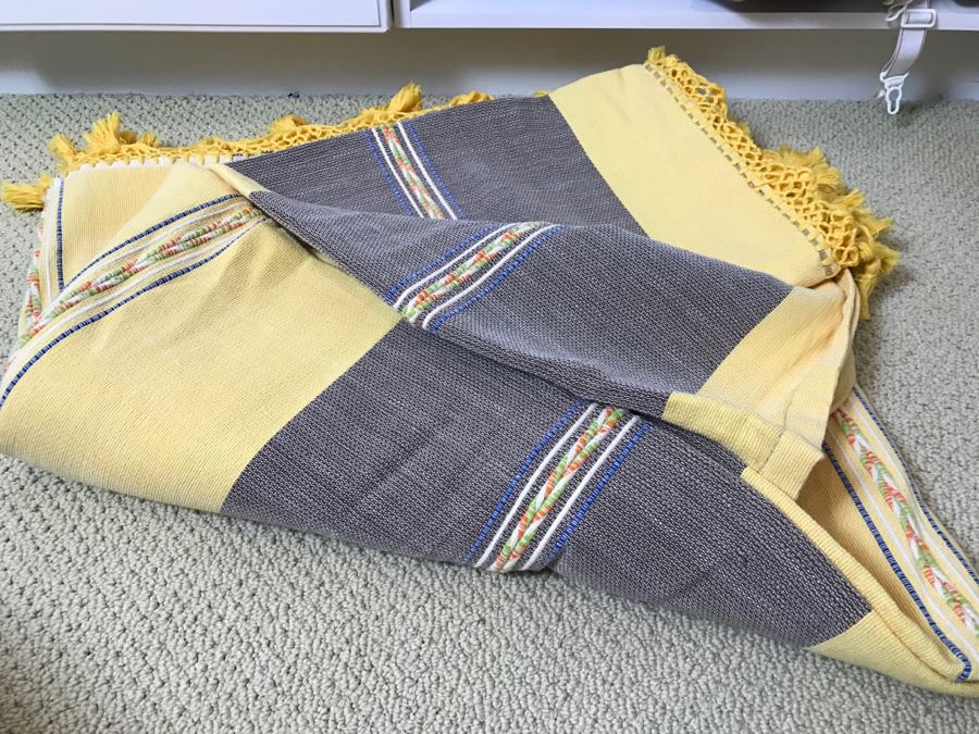 Lot Of Towels, Blankets, Linens, Elephant Tapestry - See Photos [Photo 4]