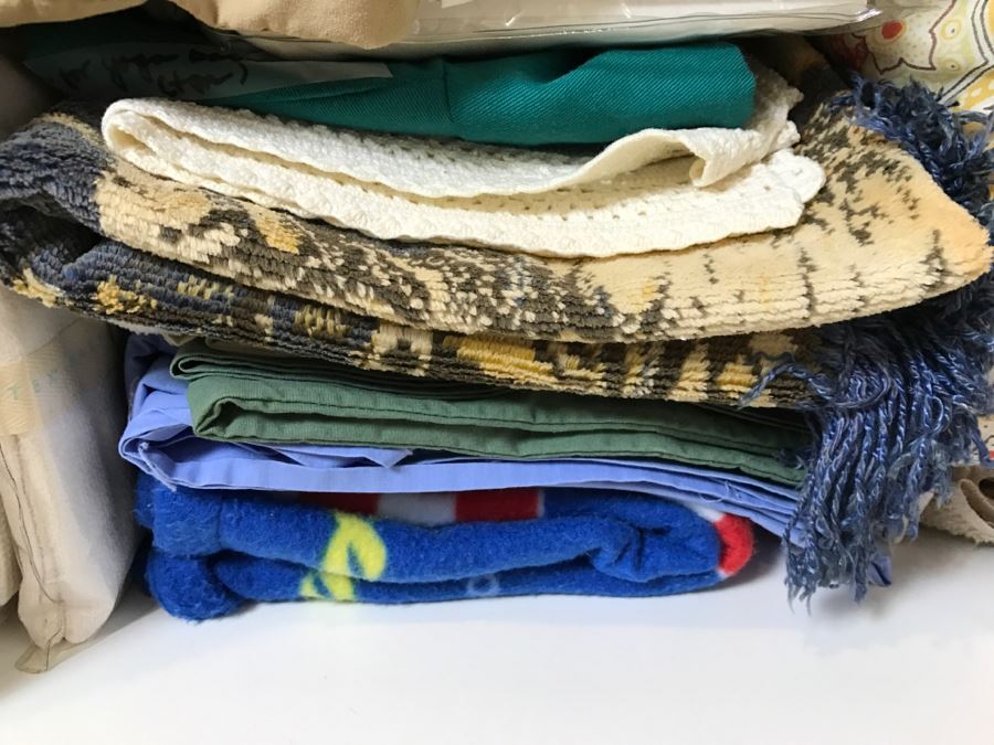 Lot Of Towels, Blankets, Linens, Elephant Tapestry - See Photos [Photo 14]