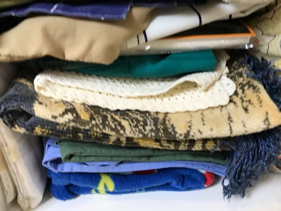 Lot Of Towels, Blankets, Linens, Elephant Tapestry - See Photos [Photo 13]