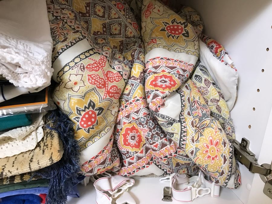 Lot Of Towels, Blankets, Linens, Elephant Tapestry - See Photos [Photo 8]