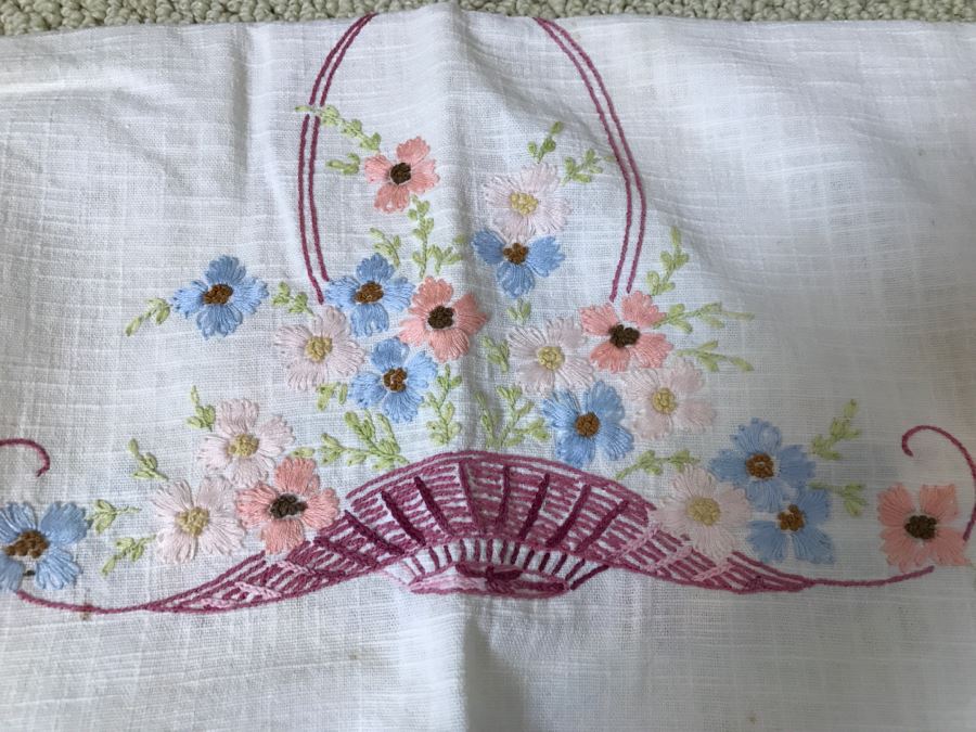 Lot Of Towels, Blankets, Linens, Elephant Tapestry - See Photos [Photo 18]